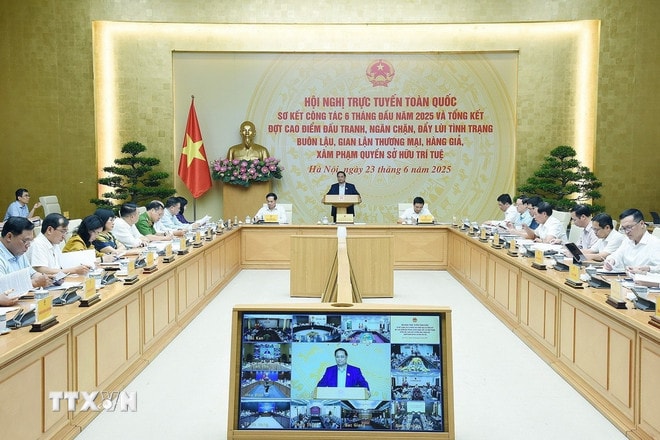 Thủ tướng Phạm Minh Chính chủ trì Hội nghị tổng kết đợt cao điểm đấu tranh ngăn chặn buôn lậu, gian lận thương mại, hàng giả. (Ảnh: Dương Giang/TTXVN) ttxvn-thu-tuong-chu-tri-hoi-nghi-tong-ket-dot-cao-diem-dau-tranh-phong-chong-buon-lau2.jpg