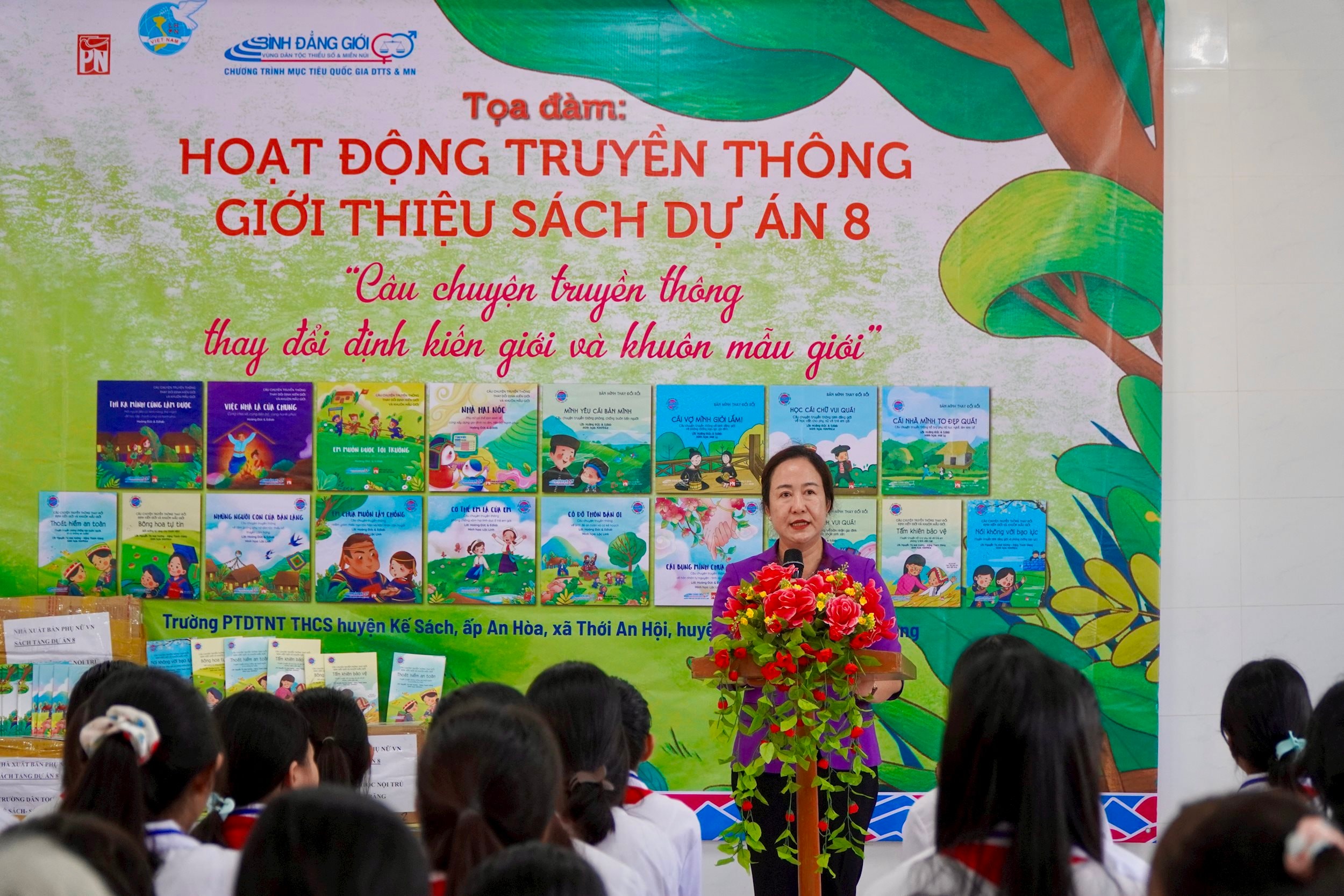Bà Phan Thị Xinh Hưởng chủ tịch hội LHPN Việt Nam tỉnh Sóc Trăng
