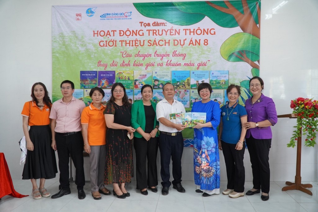 Ban Tổ chức “Mô hình truyền thông giới thiệu sách dự án 8” tặng sách