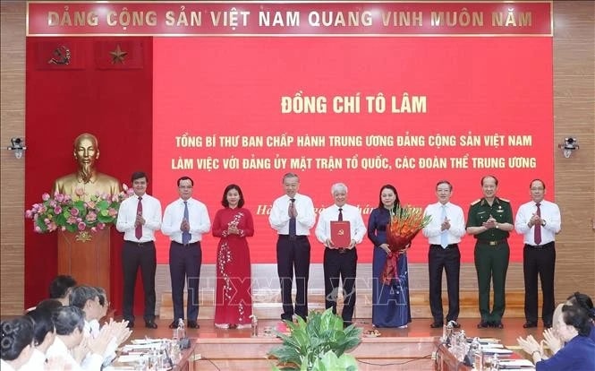 Party General Secretary To Lam (fourth from left) presents the Party Committee of the VFF and central mass organisations with the Politburo’s Decision No. 304-QD/TW, which outlines the new structure, functions and tasks of the VFF Central Committee (Photo: VNA)