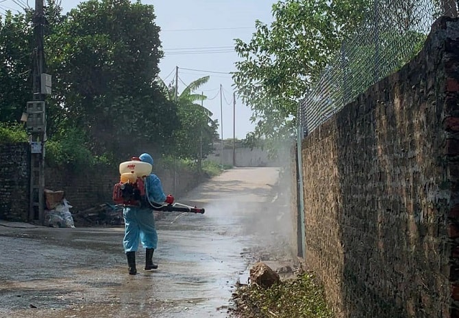 Công tác phun hoá chất khử khuẩn cũng cần được triển khai sau bão lũ để phòng chống dịch bệnh. Ảnh: Sở Y tế HN