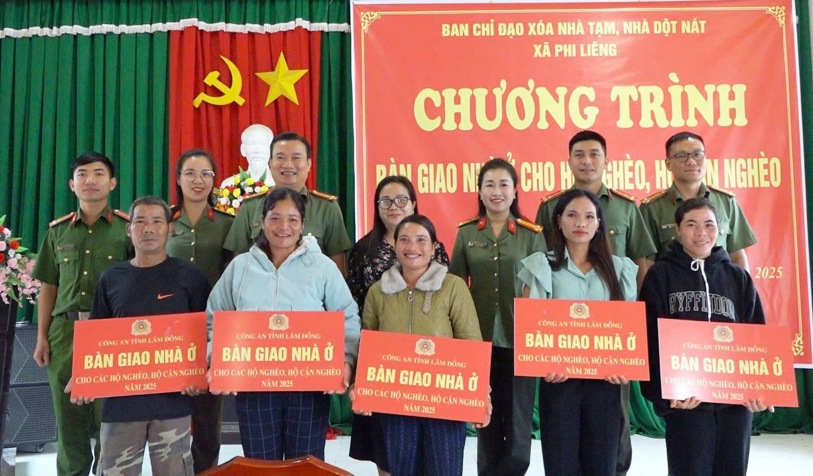 Ảnh bài đinh. Công an tỉnh Lâm Đồng bàn giao nhà ở cho các hộ dân tại xã Phi Liêng, huyện Đam Rông. Ảnh Đức Hưng