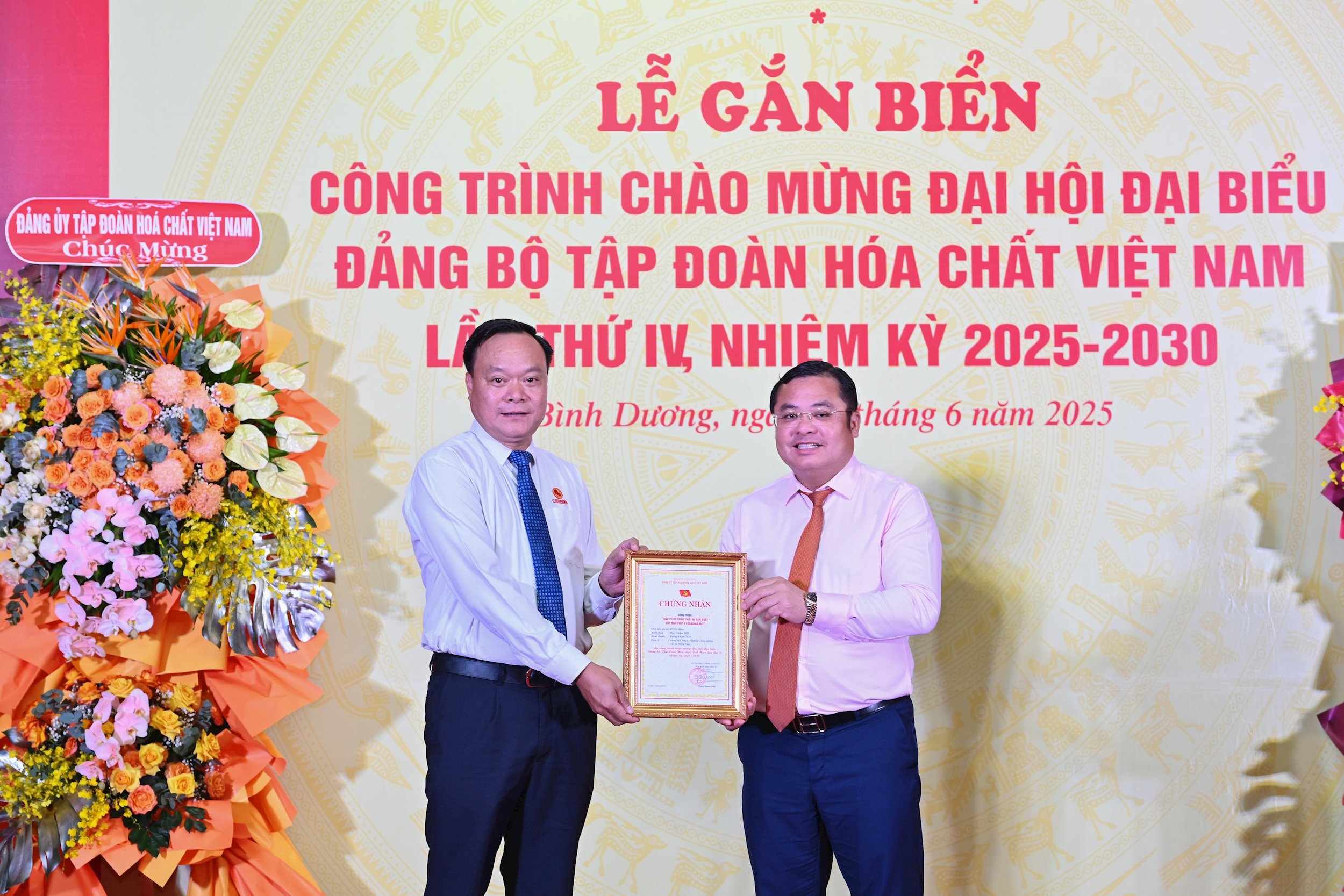 Bí thư ĐU TĐHCVN trao quyết định cho BT ĐU CTCP CSM