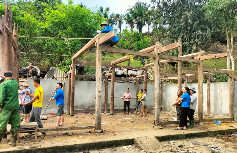 Các cơ sở Hội giúp đỡ các hộ làm nhà, sửa nhà bằng những việc làm cụ thể, thiết thực