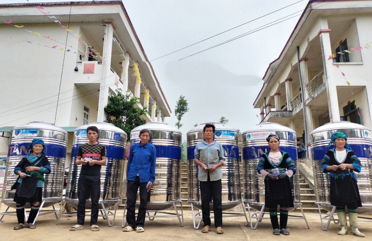 Các hộ nghèo vui mừng khi nhận hỗ trợ là bồn chứa nước