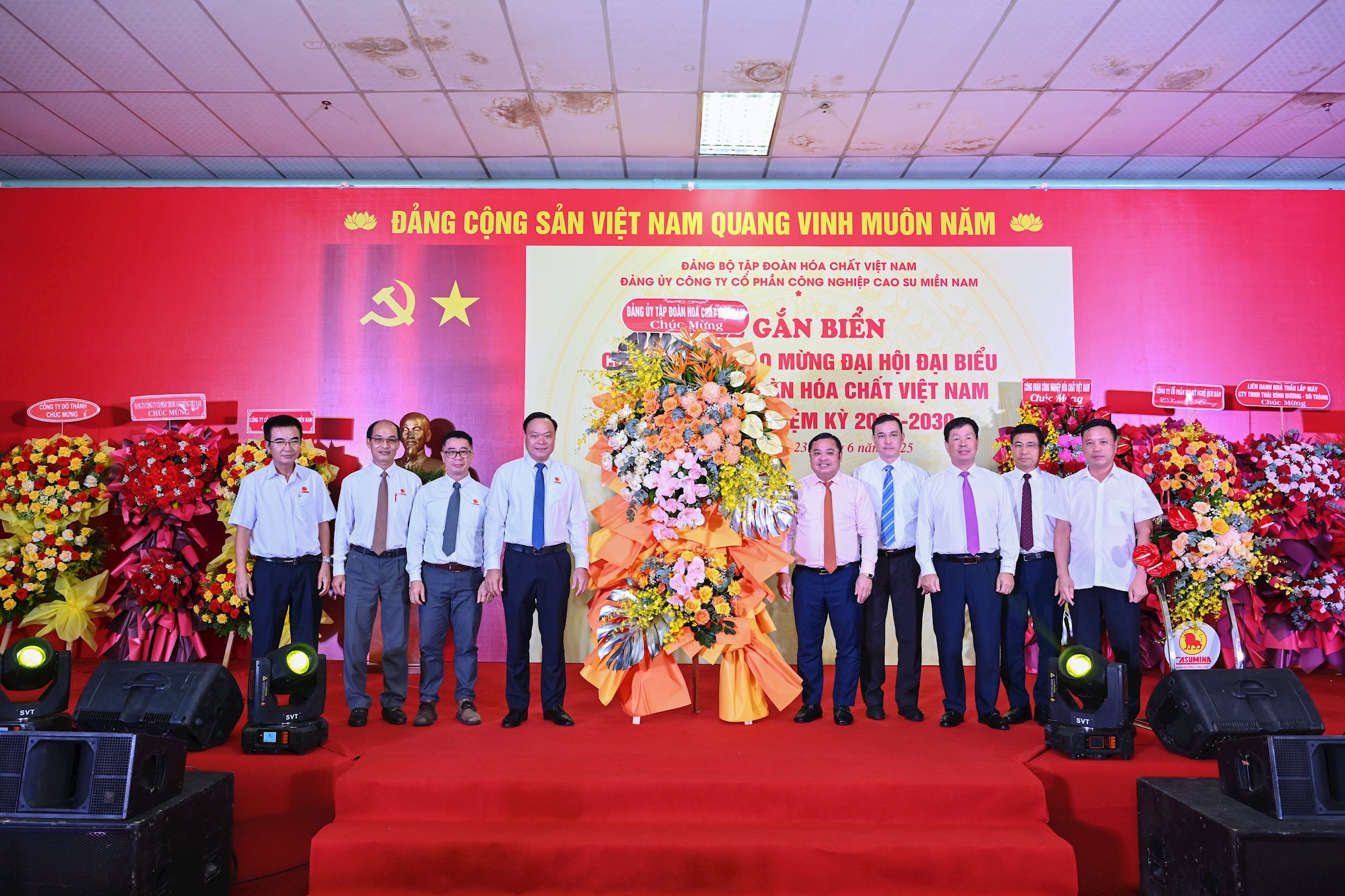 Chủ tịch HĐTV TĐHCVN, đại diện Ban TGĐ, đại diện CĐHCVN, kiểm soát viên Tập đoàn tặng đại diện BLĐ CSM lẵng hoa tươi thắm