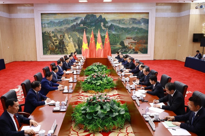 The talks between Prime Minister Pham Minh Chinh and Chinese Premier Li Qiang in Tianjin on June 24 (Photo: VNA) pms-of-vietnam-and-china-hold-talks-2.jpg