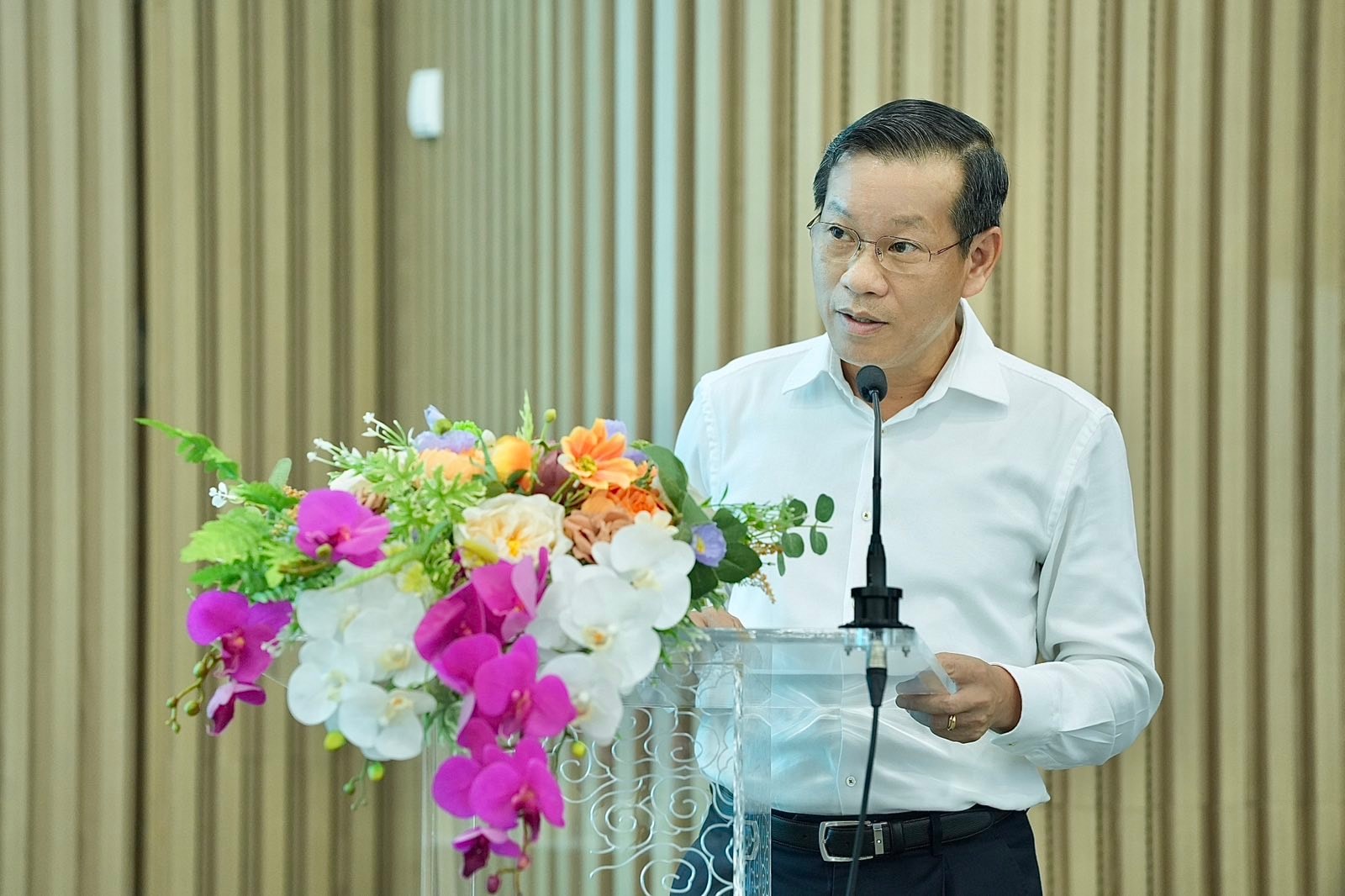 Ông Lê Minh Tuấn - Phó trưởng ban Dịch vụ Hành khách (Vietnam Airlines) và ông Kim Kyoung Cheol - Giám đốc khu vực ASEAN (aT) trao biên bản hợp tác. Ảnh VNA