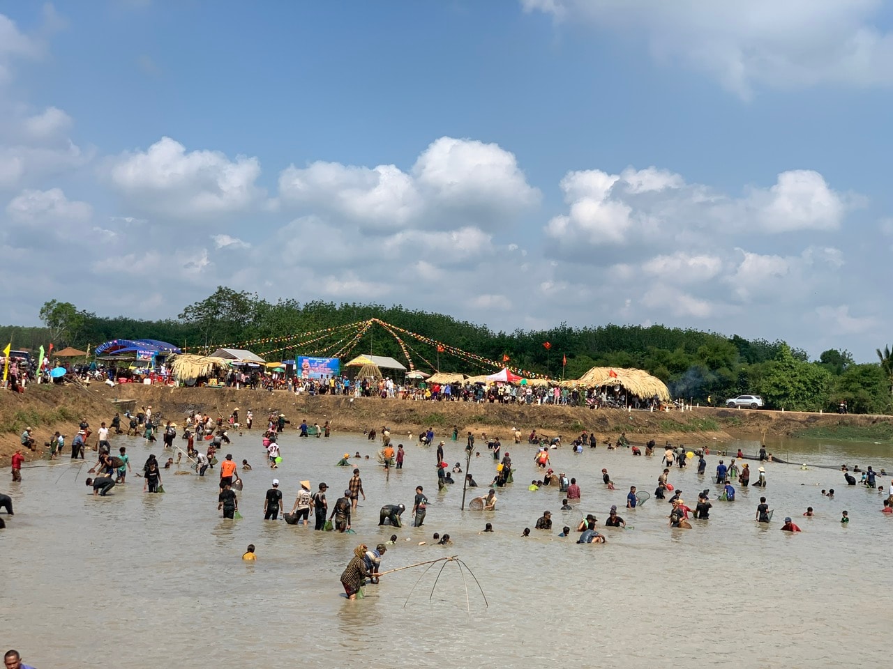 Lễ hội phá bàu. Ảnh Thái Bình