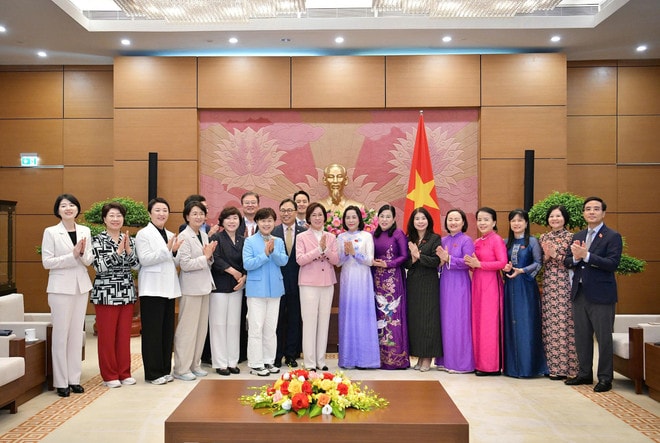 National Assembly (NA) Vice Chairwoman Nguyen Thi Thanh and delegates of the two sides pose for a group photo. (Photo: VNA) v-rok.jpg