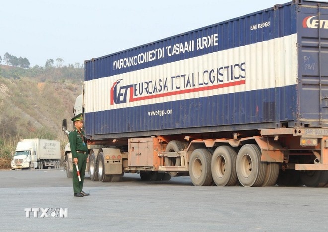 Border guards at Huu Nghi International Border Gate in Lang Son province regulate vehicles transporting import and export goods to China (Photo: VNA) huu-nghi-border-gate.jpg