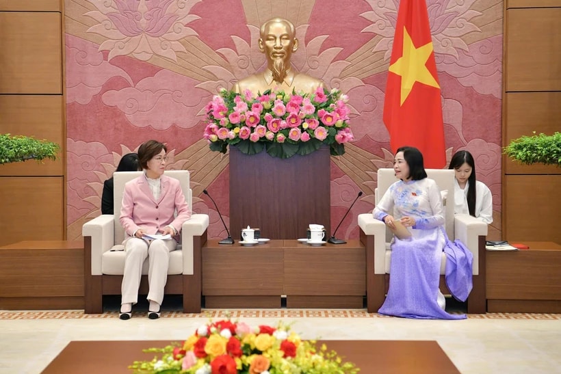 National Assembly (NA) Vice Chairwoman Nguyen Thi Thanh (R) receives Lee In-sun, Chairwoman of the National Assembly Gender Equality and Family Committee of the Republic of Korea (RoK) in Hanoi on June 23. (Photo: VNA)