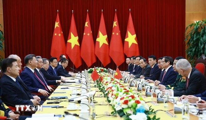 Prime Minister Pham Minh Chinh (third, right) meets with Party General Secretary and President of China Xi Jinping on April 14 (Photo: VNA)