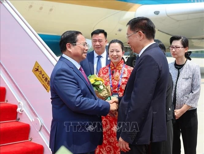 Prime Minister Pham Minh Chinh is welcomed at the Tianjin Binhai International Airport. (Photo: VNA)