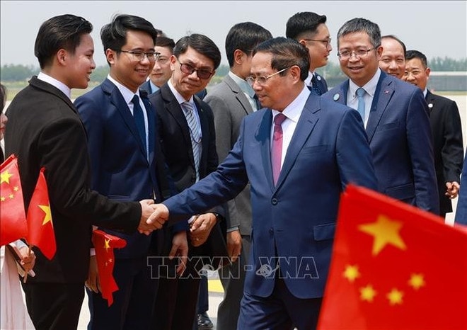 Prime Minister Pham Minh Chinh and the Vietnamese delegation arrive at the Tianjin Binhai International Airport at 11:30 am (local time) on June 24. (Photo: VNA) vna-potal-thu-tuong-bat-dau-chuyen-tham-du-hoi-nghi-thuong-nien-cac-nha-tien-phong-lan-thu-16-cua-wef-va-lam-viec-tai-trung-quoc-stand-2.jpg