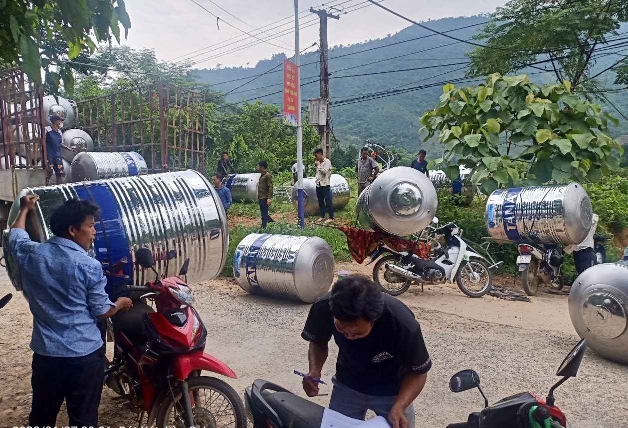 Việc cấp bồn chứa nước góp phần giải quyết về nước sạch sinh hoạt cho người dân vùng cao. Ảnh Trọng Bảo