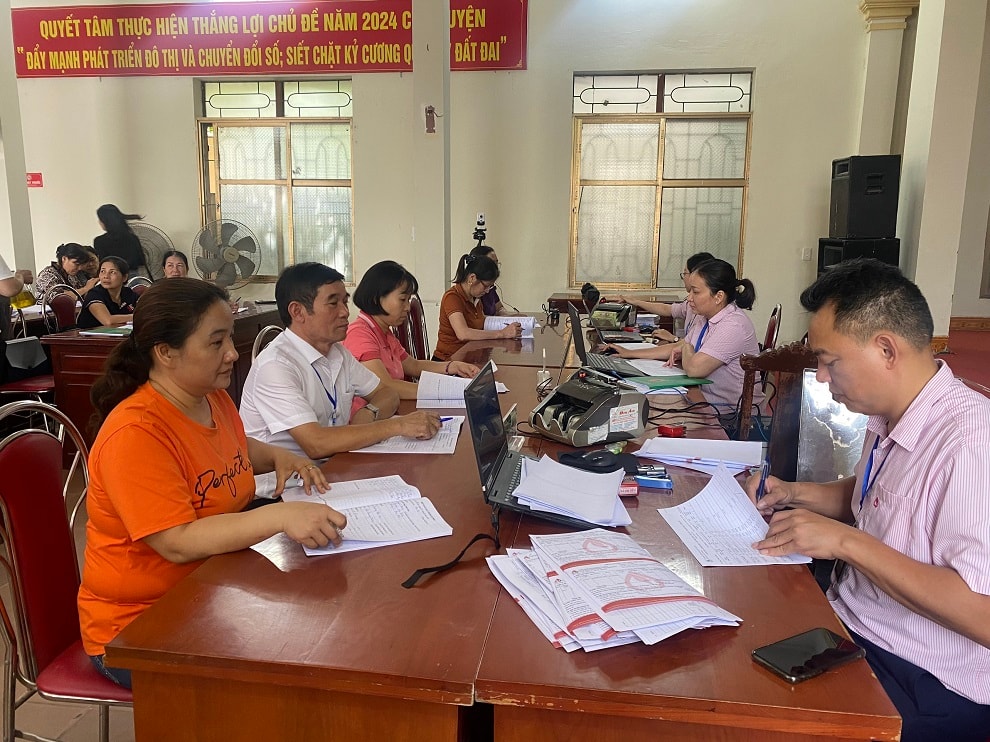 Cán bộ Phòng giao dịch Ngân hàng Chính sách Xã hội huyện Thủy Nguyên làm thủ tục giải ngân vốn cho người dân ở xã An Lư.