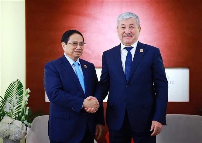 Prime Minister Pham Minh Chinh (L) meets with his counterpart from Kyrgyzstan Adylbek Kasimalyev on June 25 on the sidelines of the 16th Annual Meeting of the New Champions of the World Economic Forum (WEF) in Tianjin city, China (Photo: VNA)
