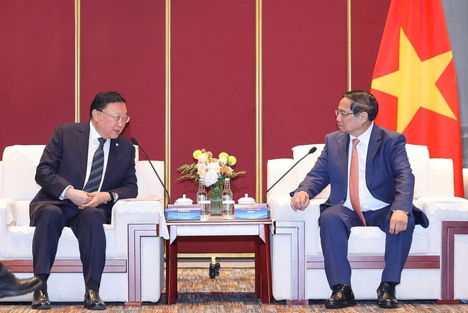 Prime Minister Pham Minh Chinh and Chairman of the China Communications Construction Company (CCCC) Wang Tongzhou at their meeting on June 24, 2025. (Photo: VNA) vna-potal-thu-tuong-pham-minh-chinh-tiep-lanh-dao-mot-so-tap-doan-hang-dau-trung-quoc-8110607.jpg