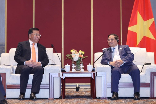 Prime Minister Pham Minh Chinh meets with Dai Hegen, Chairman of China Railway Construction Corporation (CRCC). (Photo: VNA) vna-potal-thu-tuong-tiep-lanh-dao-mot-so-tap-doan-hang-dau-cua-trung-quoc-8110967.jpg