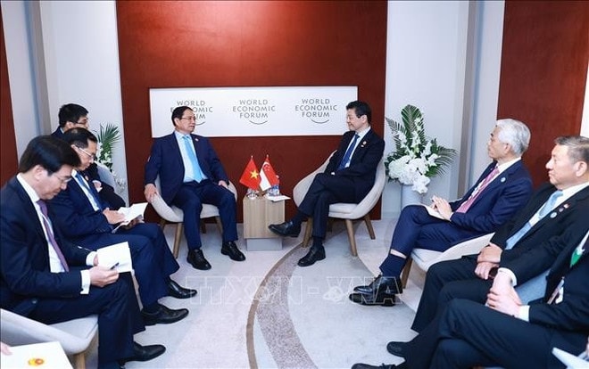 The meeting between Prime Minister Pham Minh Chinh and his Singaporean counterpart Lawrence Wong in Tianjin on June 25 (Photo: VNA) uuid222ad1e3-1bbe-4cc2-aadc-33396f964239code001library1type1mode1loctruecaptrue.jpg