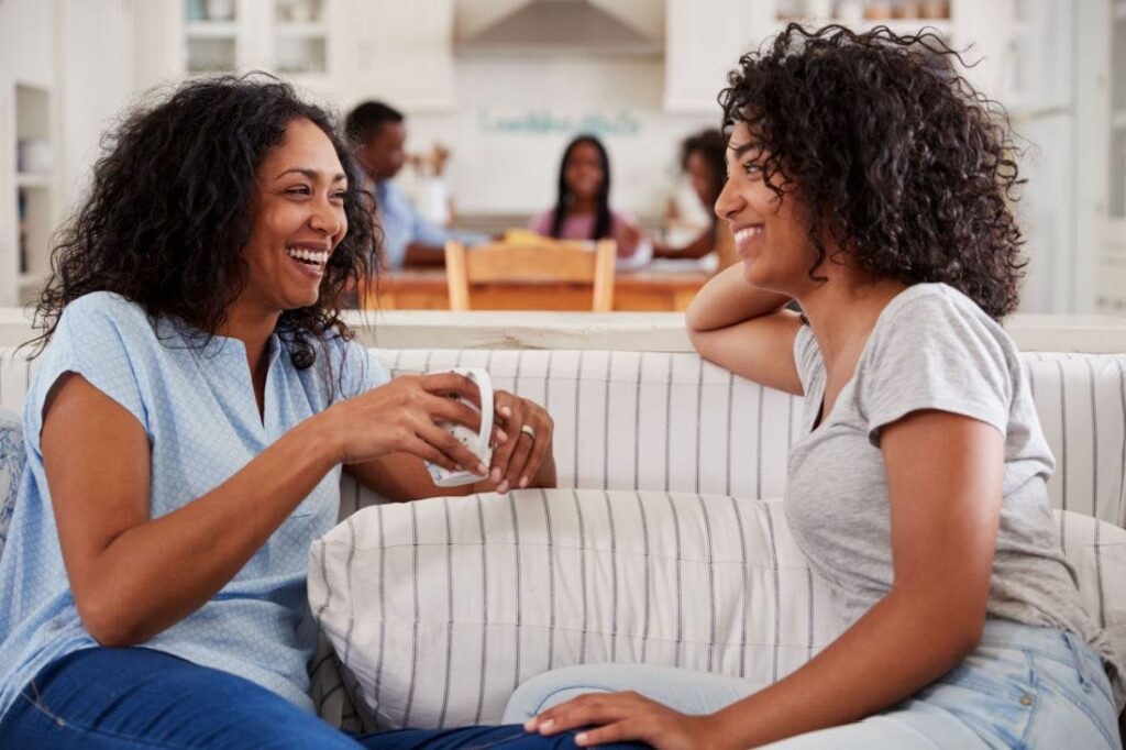 Bố mẹ nên trò chuyện cởi mở để giúp con bớt căng thẳng