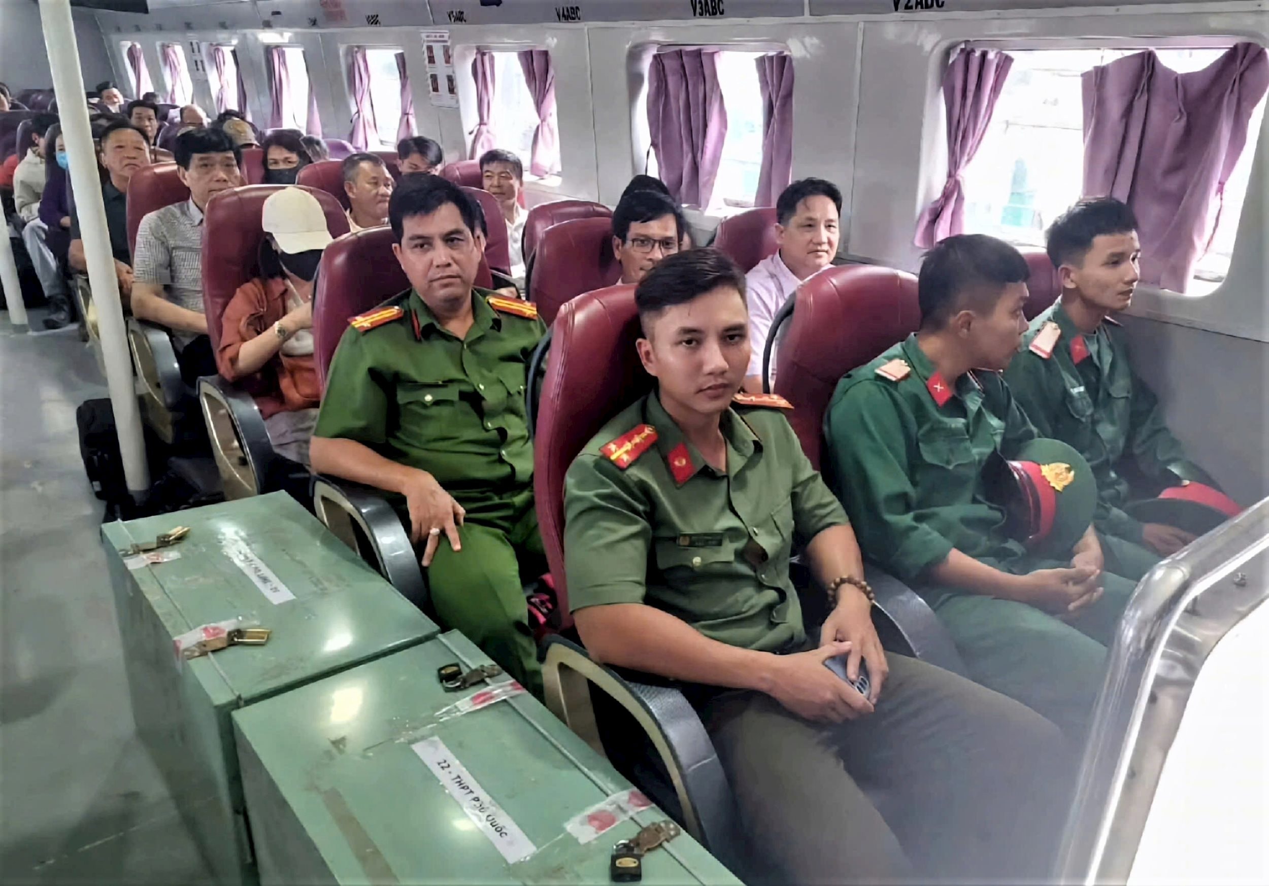 Cong an van chuyen de thi ra Phu Quoc