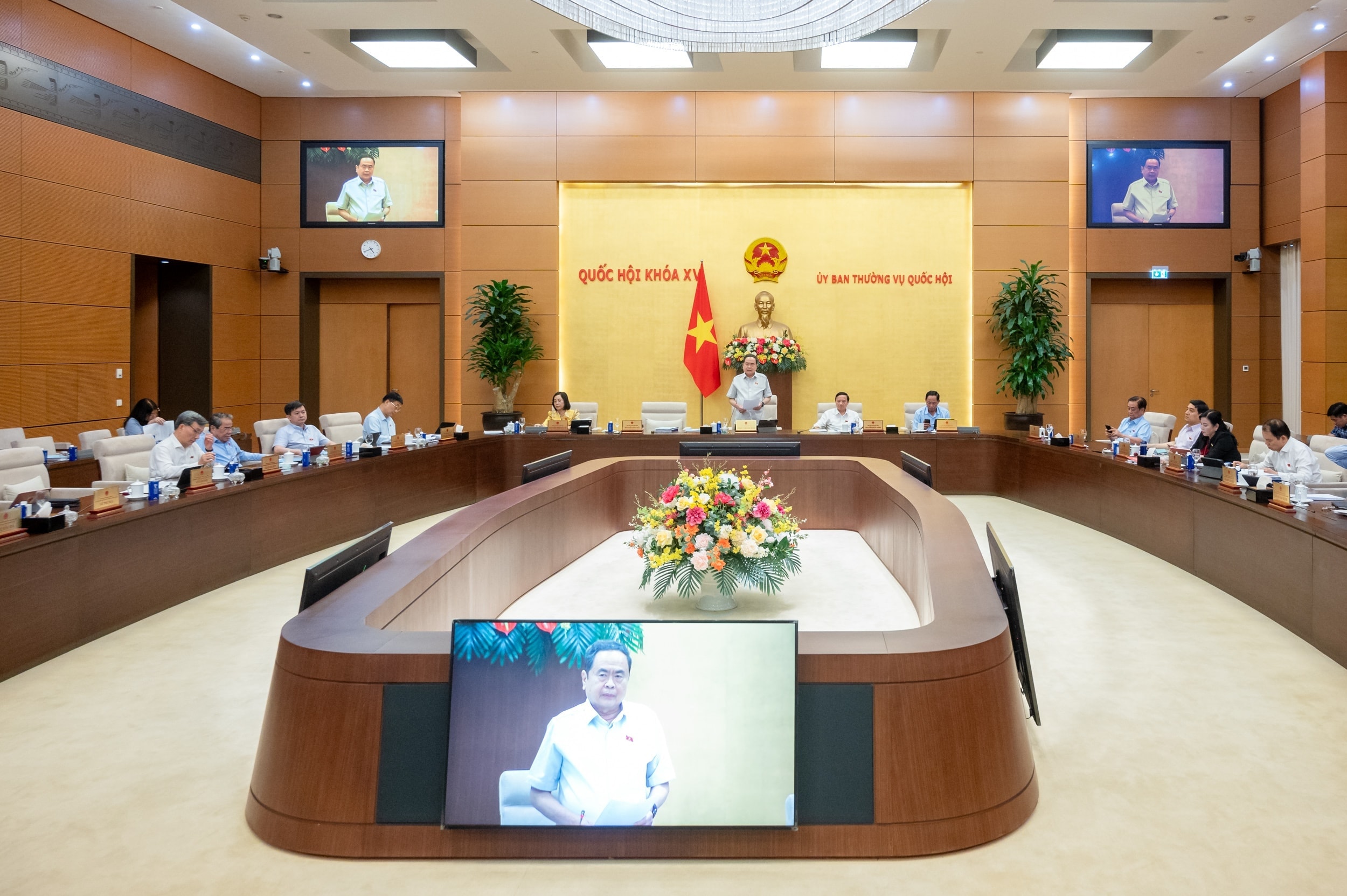 NGHỊ QUYẾT Về Đoàn đại biểu Quốc hội và chỉ định Trưởng Đoàn, Phó Trưởng Đoàn đại biểu Quốc hội khóa XV Thành phố Hồ Chí Minh 