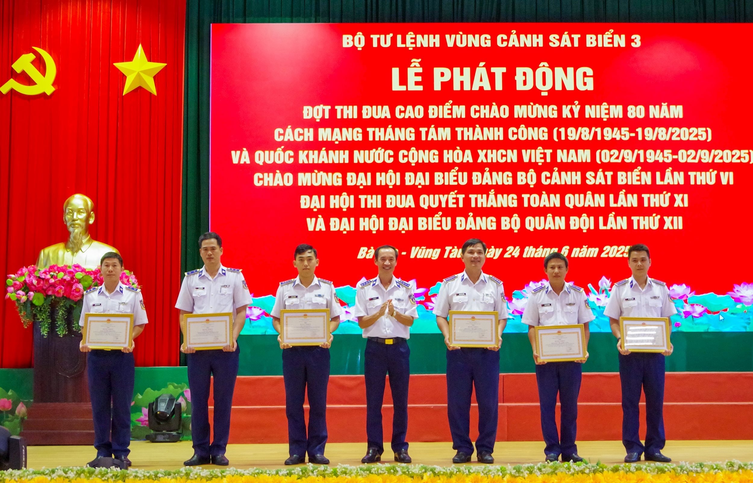Đại tá Lê Văn Tú, Chính ủy Vùng Cảnh sát biển 3 trao Bằng khen cho các cá nhân có thành tích xuất sắc trong đợt thi đua cao điểm Thần tốc-quyết thắng
