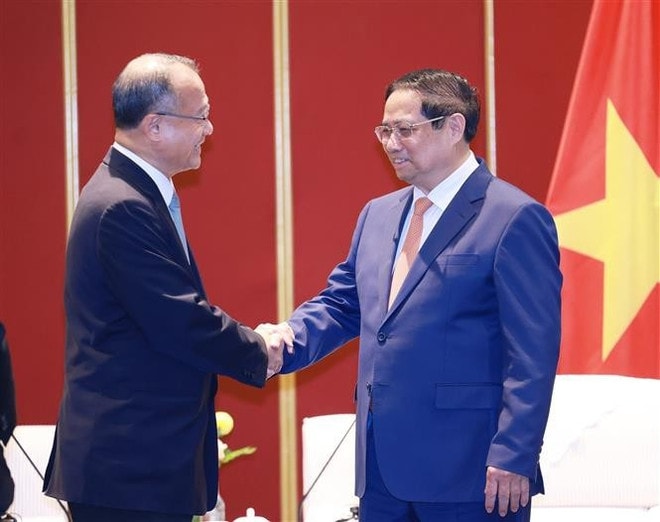 Prime Minister Pham Minh Chinh and Jonathan Choi, Chairman of the Hong Kong-based Sunwah Group, at the meeting on June 24, 2025. (Photo: VNA) pm-pham-minh-chinh-receives-jonathan-choi.jpg