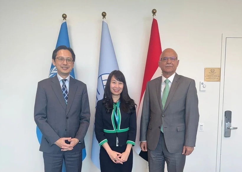 Ambassador Do Hung Viet (L), Dr. Nguyen Thi Lan Anh (C), and Iraqi Ambassador Abbas Kadhom Obaid Al-Fatlawi. (Photo: VNA)