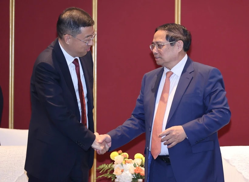 Prime Minister Pham Minh Chinh (right) meets Chairman of the Bank of China (BOC) Ge Haijiao on June 24, 2025. (Photo: VNA)
