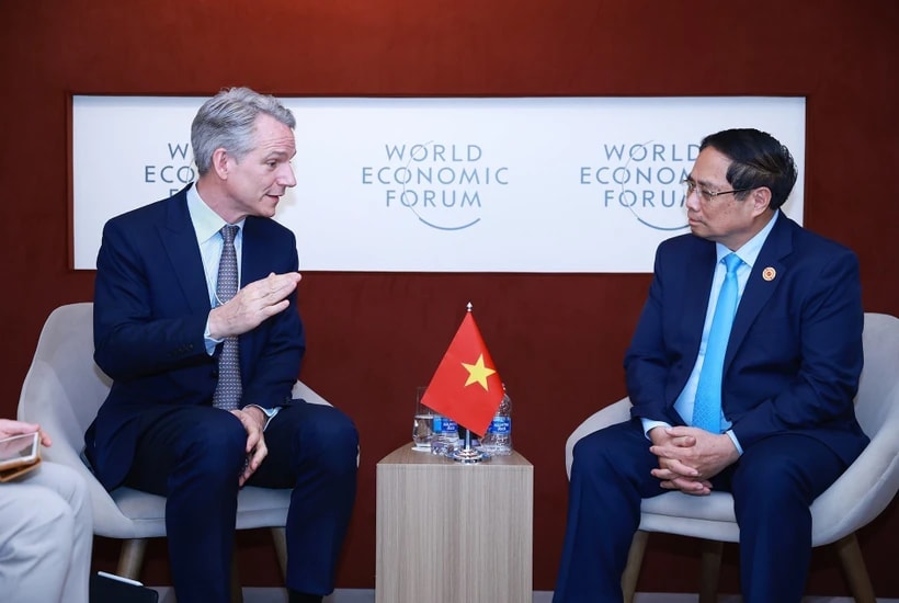 PM Pham Minh Chinh (R) meets with Peter Körte, a member of the Managing Board and Chief Technology Officer and Chief Strategy Officer at Siemens AG in Tianjin on June 25. (Photo: VNA)