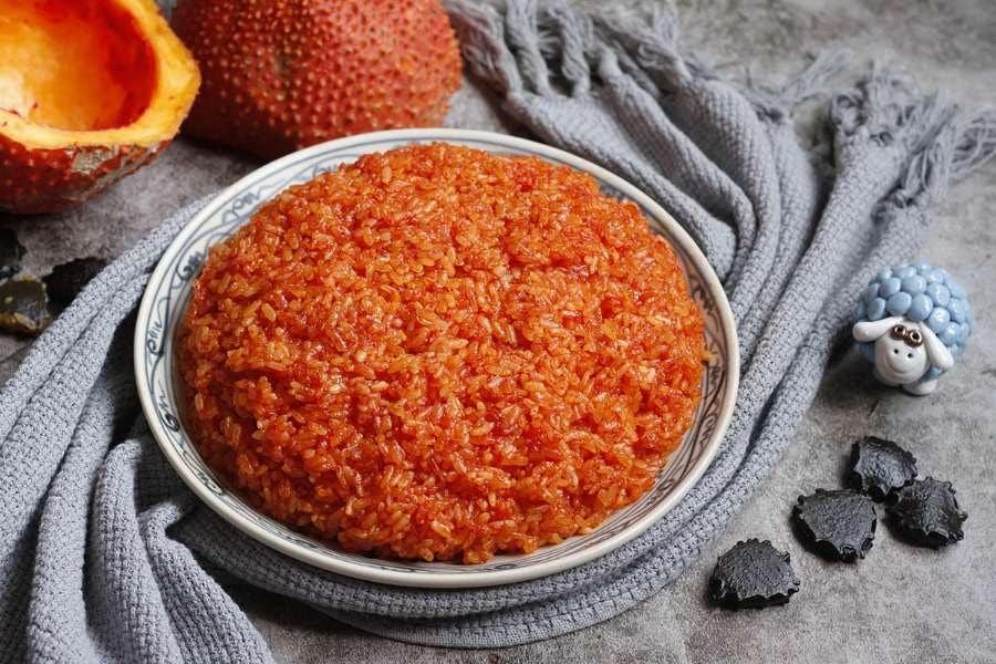 Xôi gấc với nhiều giá trị dinh dưỡng, mang ý nghĩa may mắn nên thường được các phụ huynh lựa chọn cho bữa sáng của con em mình vào ngày thi