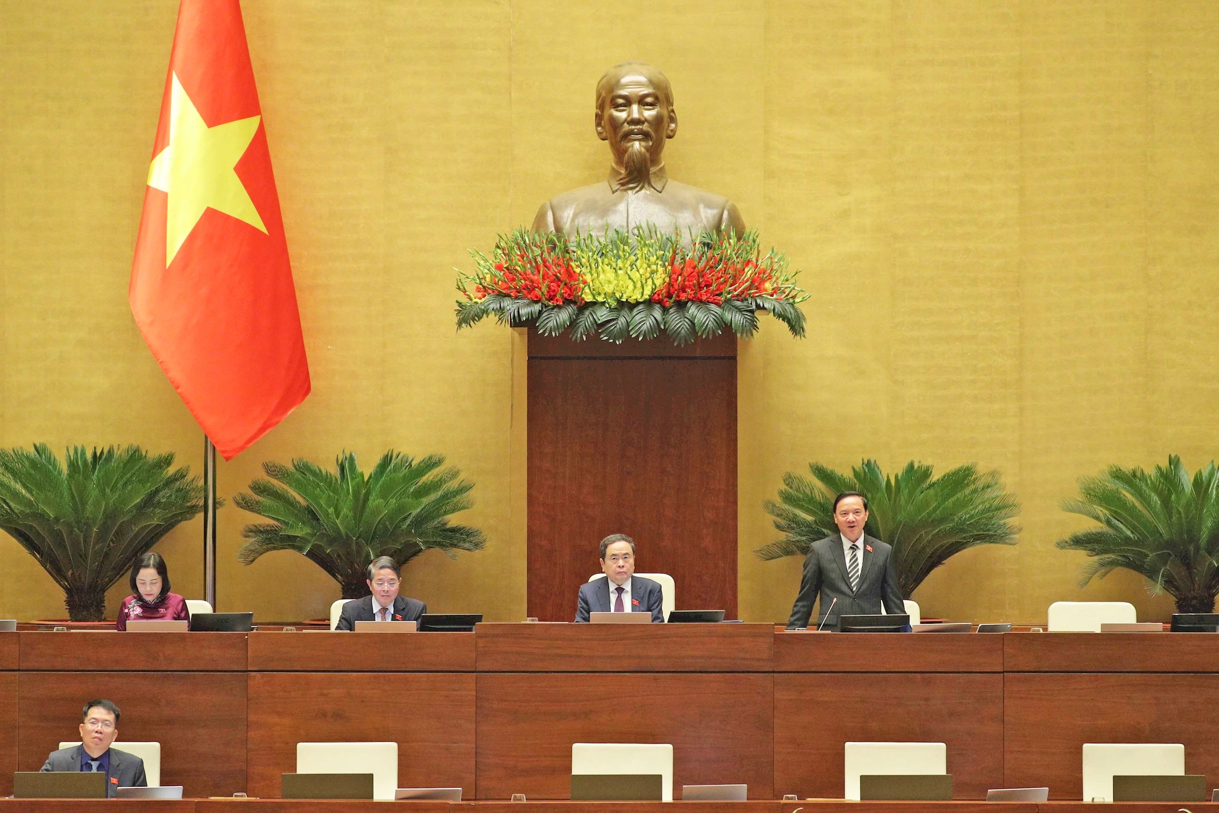 Phó Chủ tịch Quốc hội Nguyễn Khắc Định điều hành phiên họp. Ảnh: Hồ Long