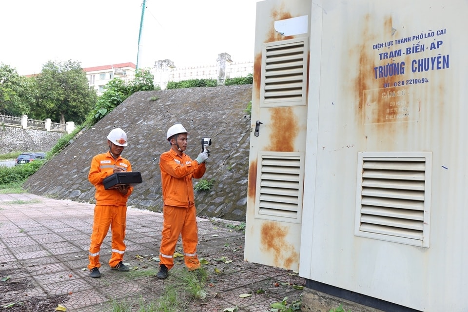 Ảnh 2- Công nhân Điện lực TP Lào Cai kiểm tra nhiệt độ tủ điện tại Trạm biến áp Trường Chuyên, phục vụ kỳ thi THPT năm 2025. Ảnh NPC