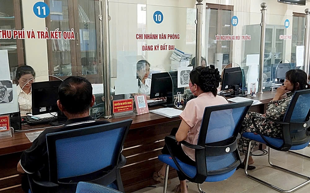Cán bộ tạiBộ phận phục vụ hành chính công huyện Yên Bình vẫn tận tâm, tận tụy bảo đảm giải quyết thủ tục cho người dân, doanh nghiệp