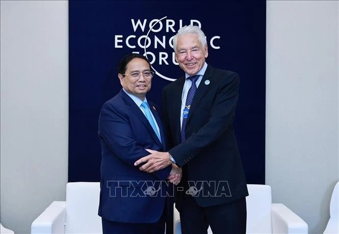 Prime Minister Pham Minh Chinh meets with WEF Interim Chairman Peter Brabeck-Letmathe. (Photo: VNA)