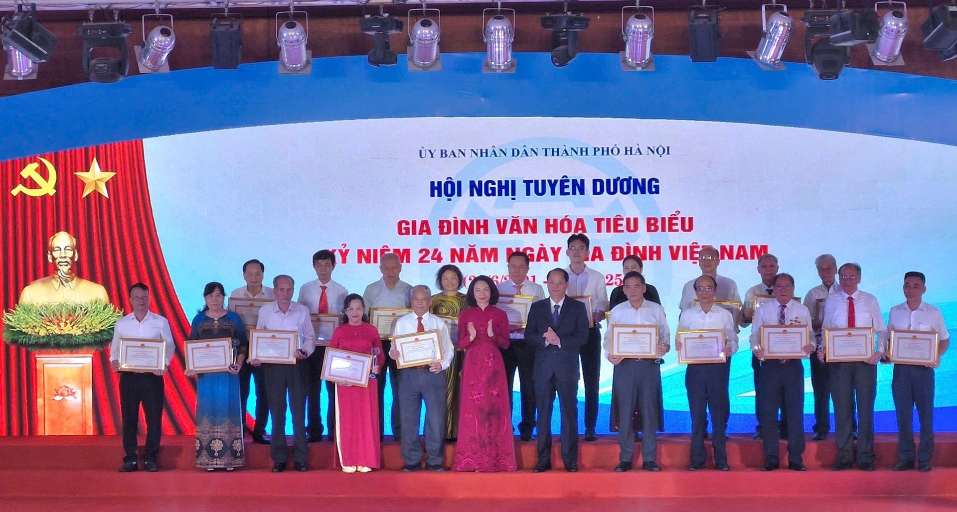 Trưởng ban Tuyên giáo và Dân vận Thành ủy Hà Nội Nguyễn Doãn Toản và Phó Chủ tịch UBND Thành phố Vũ Thu Hà đã trao Bằng khen của Chủ tịch UBND TP Hà Nội cho các Gia đình văn hóa Thủ đô tiêu biểu năm. 2025. Ảnh: Đ.B