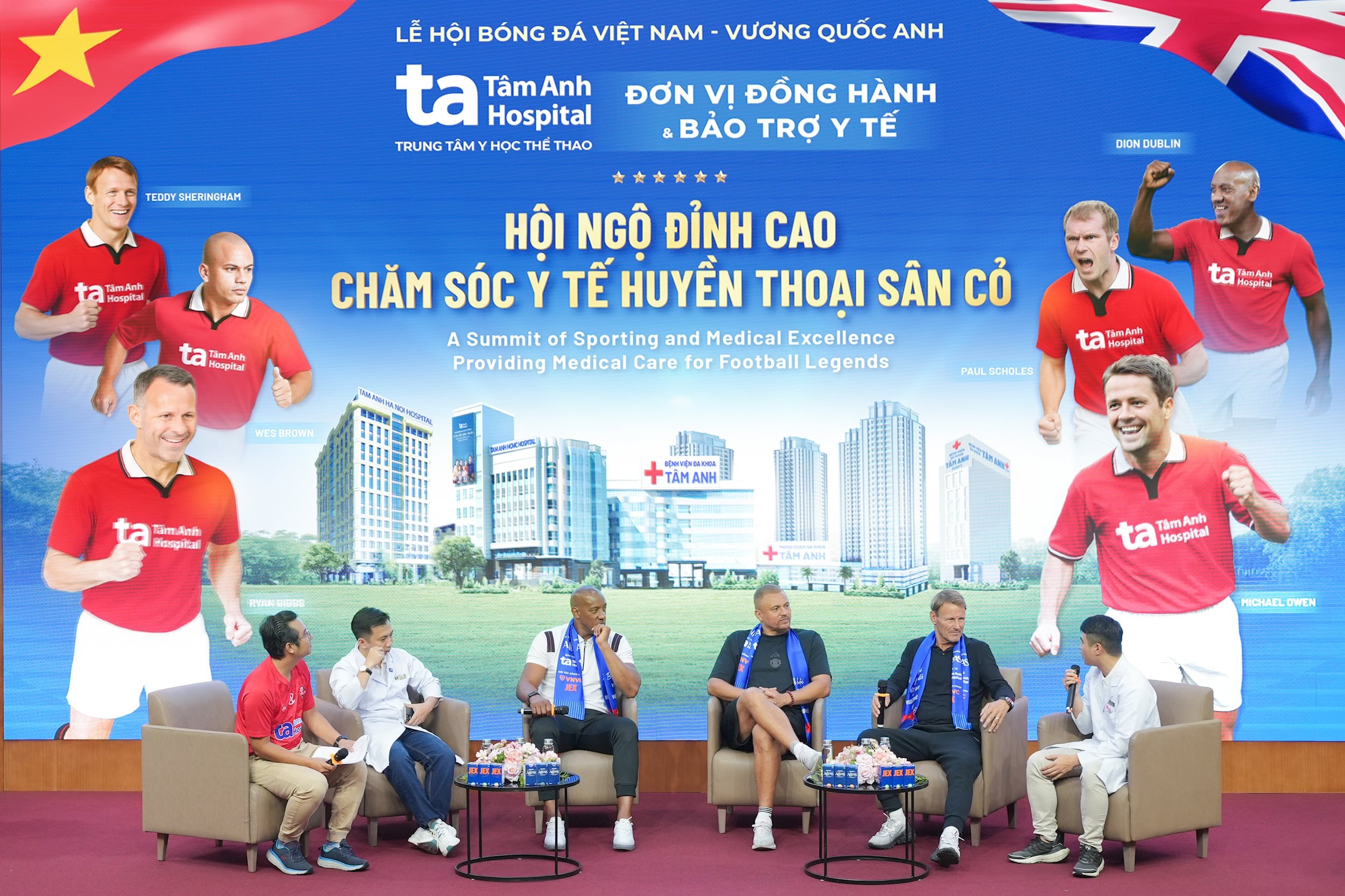 Các huyền thoại Manchester Reds giao lưu với người hâm mộ và bất ngờ trước hệ thống máy móc công nghệ y học thể thao đỉnh cao tại BVĐK Tâm Anh TP.HCM.