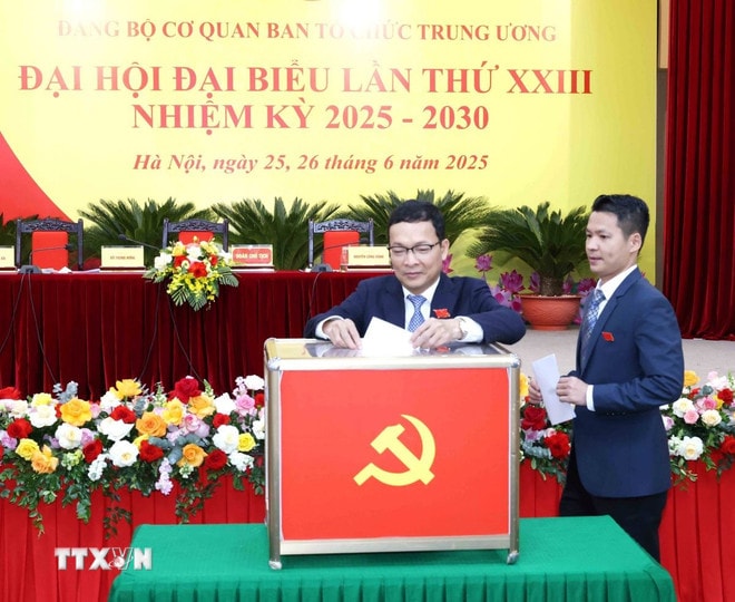 Đại biểu bỏ phiếu bầu Ban Chấp hành Đảng bộ Cơ quan Ban Tổ chức Trung ương nhiệm kỳ 2025-2030. (Ảnh: Phương Hoa/TTXVN) ttxvn-dai-hoi-dang-bo-co-quan-ban-to-chuc-trung-uong-nhiem-ky-2025-2030-2606-3.jpg