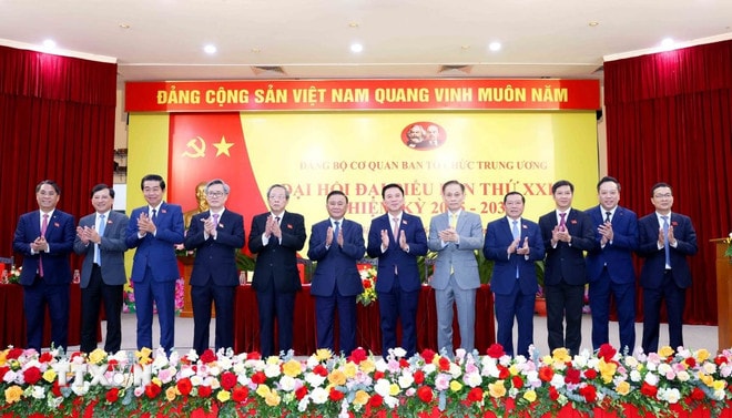Đồng chí Trần Cẩm Tú, Ủy viên Bộ Chính trị, Thường trực Ban Bí thư, Bí thư Đảng ủy các cơ quan Đảng Trung ương cùng các đồng chí lãnh đạo dự Đại hội. (Ảnh: Phương Hoa/TTXVN) ttxvn-dai-hoi-dang-bo-co-quan-ban-to-chuc-trung-uong-nhiem-ky-2025-2030-2606-5.jpg