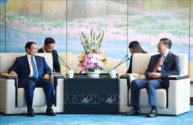 Prime Minister Pham Minh Chinh and Chen Jining, Secretary of the Shanghai Municipal Committee of the Communist Party of China, at their meeting on June 26, 2025. (Photo: VNA) ham-minh-chinh-gap-bi-thu-thanh-uy-thuong-hai-tran-cat-ninh-stand.jpg