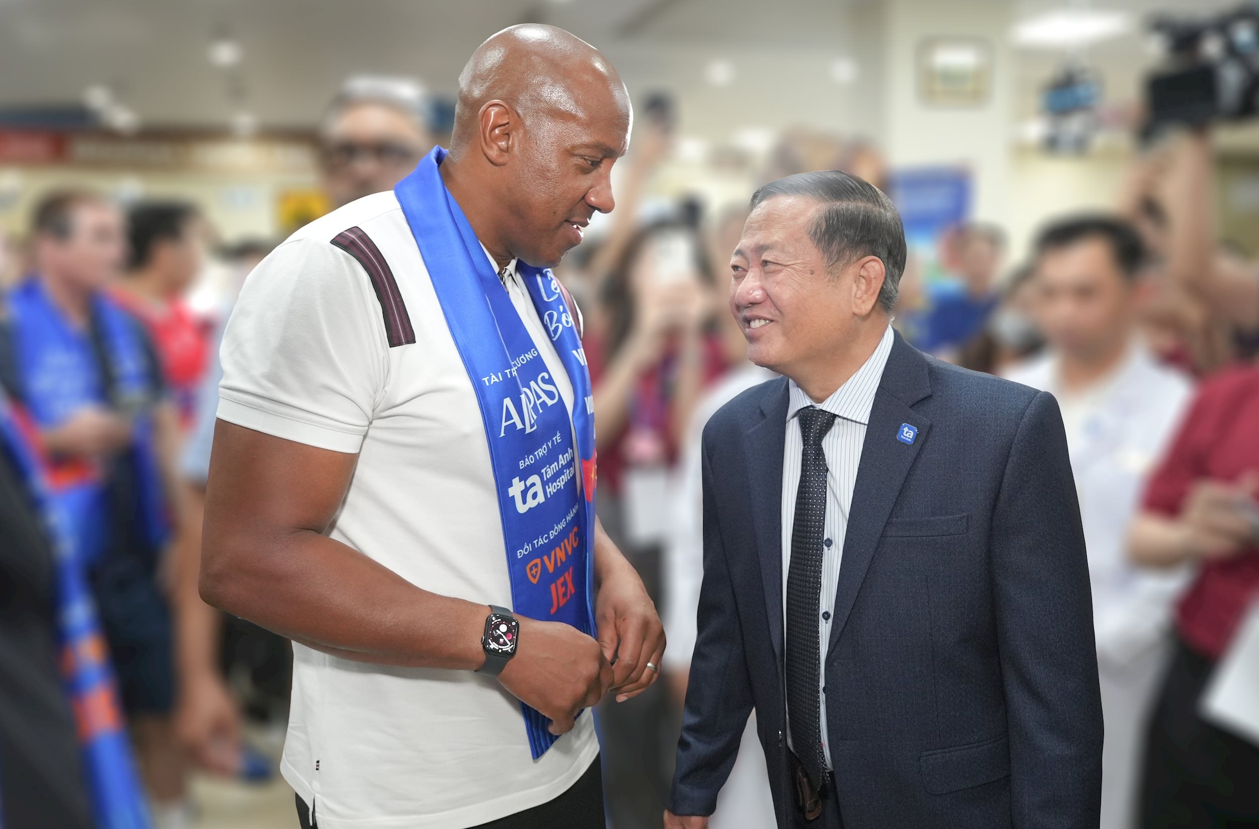 Huyền thoại Dion Dublin trò chuyện cùng PGS.TS.BS Trần Quang Bính, Giám đốc chuyên môn BVĐK Tâm Anh TP.HCM