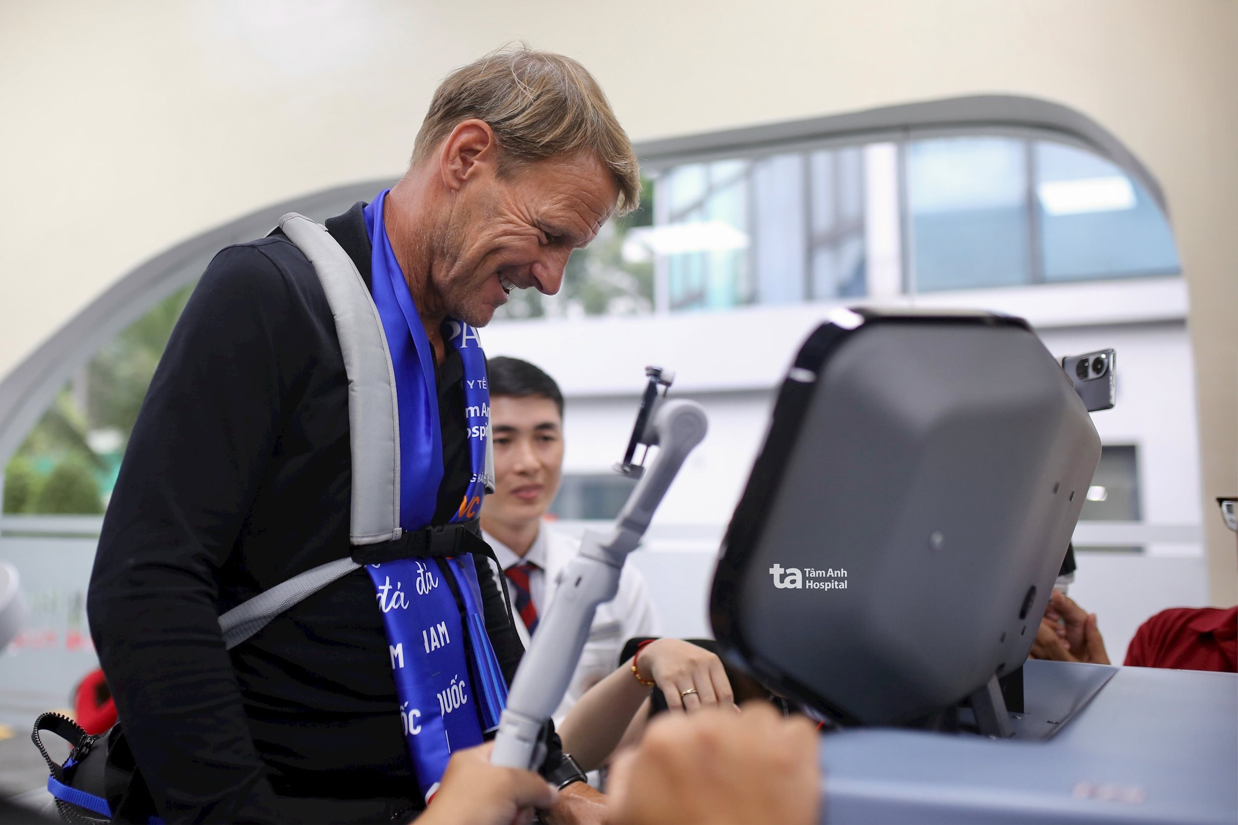 Huyền thoại Teddy Sheringham trải nghiệm hệ thống tập phục hồi không trọng lực R-force. Ảnh_ BVĐK Tâm Anh