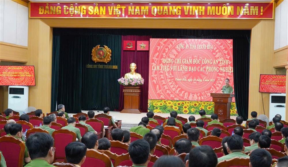 Giám đốc Công an tỉnh Thiếu tướng Tô Anh Dũng chỉ đạo tập trung triển khai các nhiệm vụ giải quyết thủ tục hành chính cho người dân.