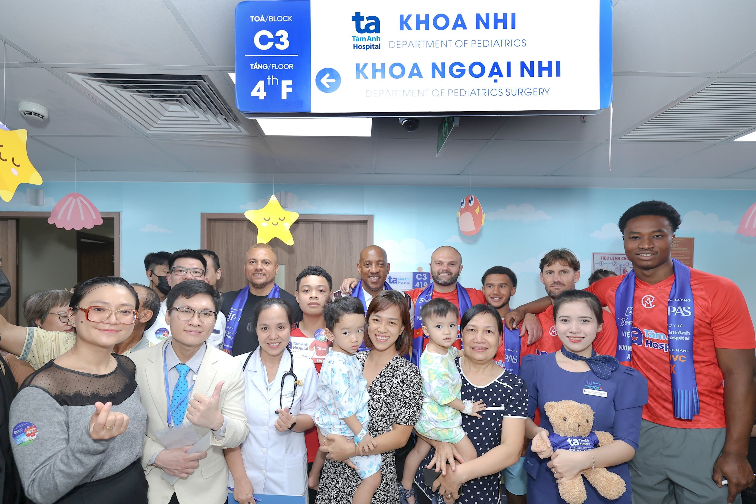 Khoảnh khắc hội ngộ của các danh thủ cùng bệnh nhi, y bác sĩ và phụ huynh tại khoa Nhi, Bệnh viện Đa khoa Tâm Anh TP HCM. Ảnh_ BVĐK Tâm Anh
