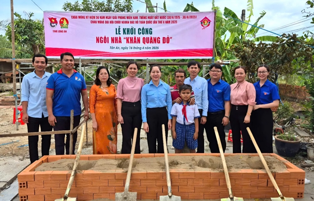 Khởi công xây dựng Nhà Khăn quàng đỏ cho học sinh khó khăn trên địa bàn tỉnh Long An. Ảnh C. Tâm