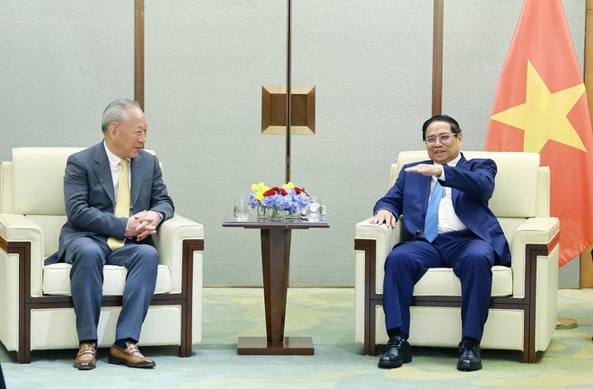 Prime Minister Pham Minh Chinh (R) works with Yan Jiehe, Chairman of the China Pacific Construction Group. (Photo: VNA) pham-minh-chinh-4.jpg