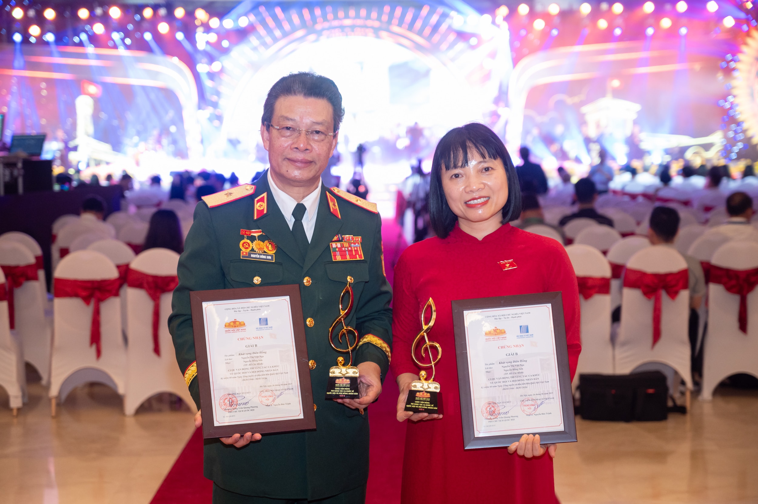 Nhạc sĩ Nguyễn Hồng Sơn và ĐBQH Nguyễn Thị Việt Nga tại Lễ tổng kết và trao giải tối 26/6. Ảnh: Phạm Thắng